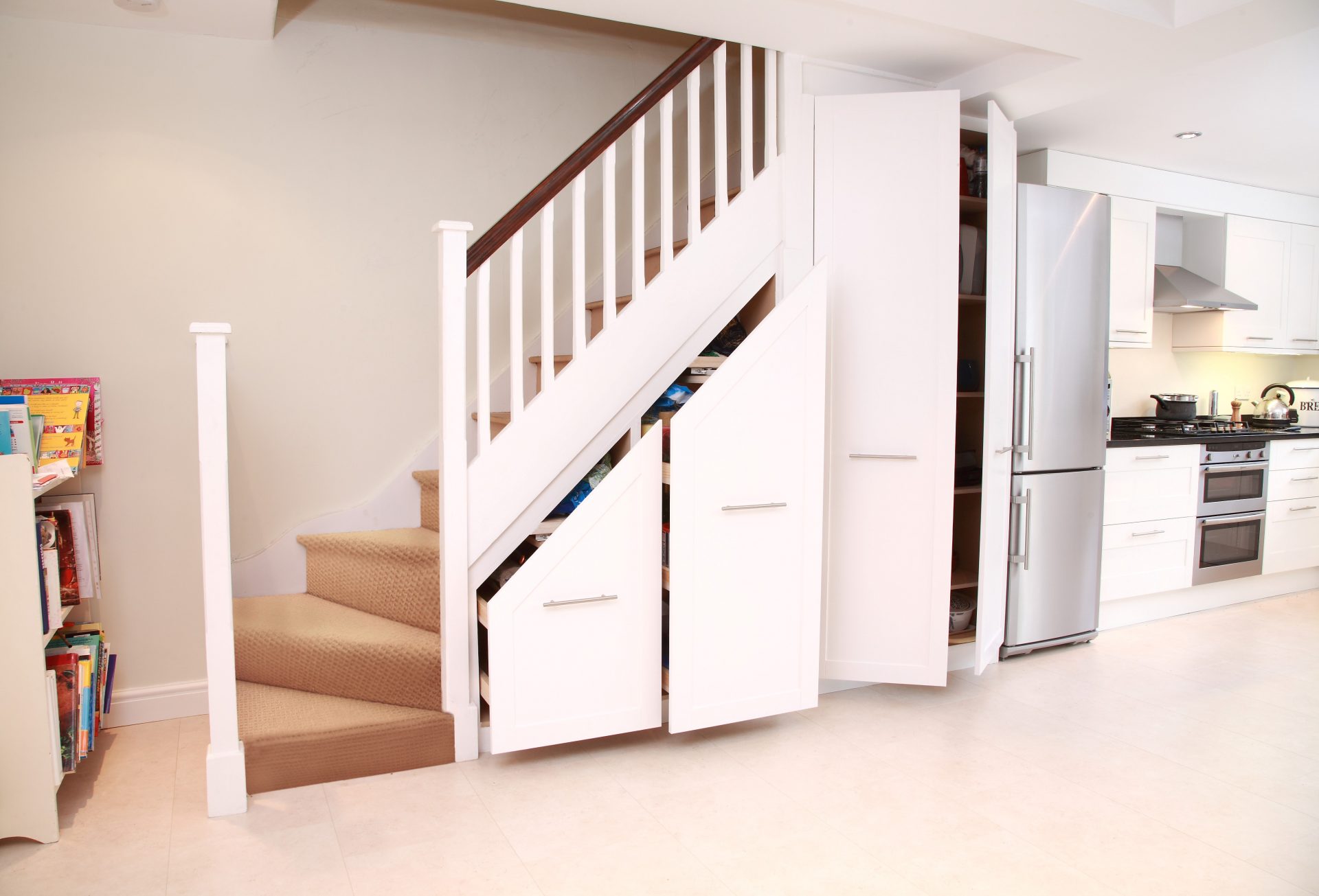 Белый распашной шкаф с ящиками, встраиваемый под лестницей S129