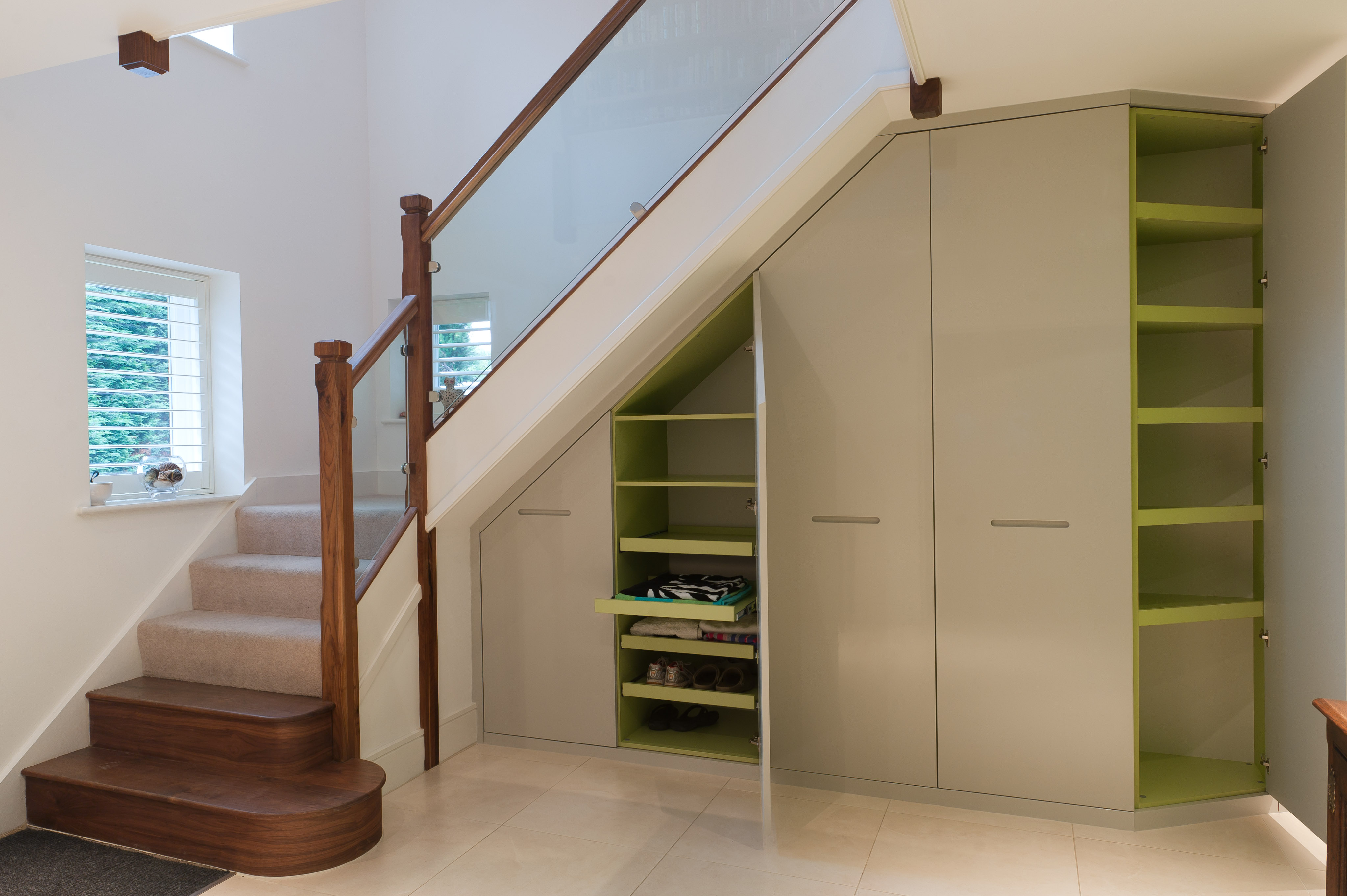 Светлый шкаф под лестницей с контрастными вставками S134