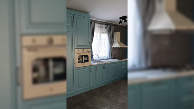 П-образная кухня с окном