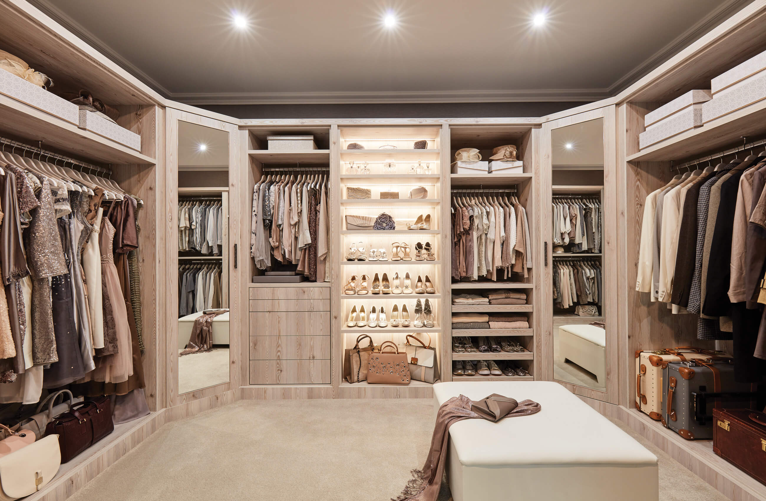 Кремовая гардеробная комната с зеркалами в полный рост G221