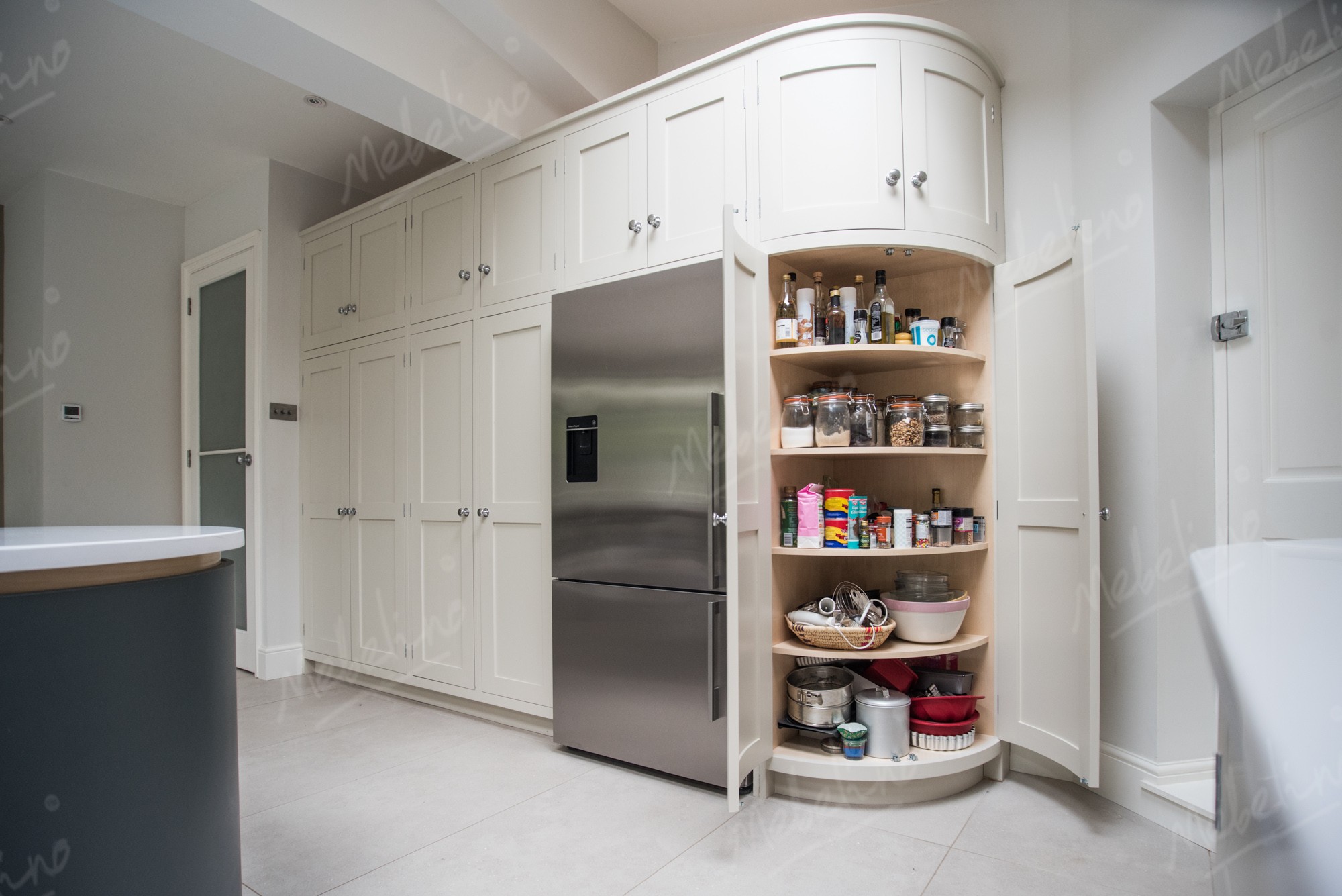 Классический радиусный шкаф на кухню с рамочными фасадами R87