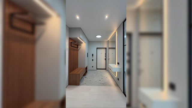 Интерьер прихожей: шкафы до потолка и большое зеркало с подсветкой