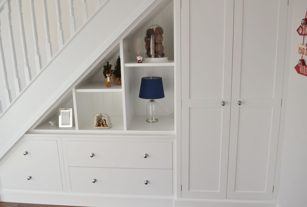 Элегантный шкаф под лестницей в белоснежном исполнении S130