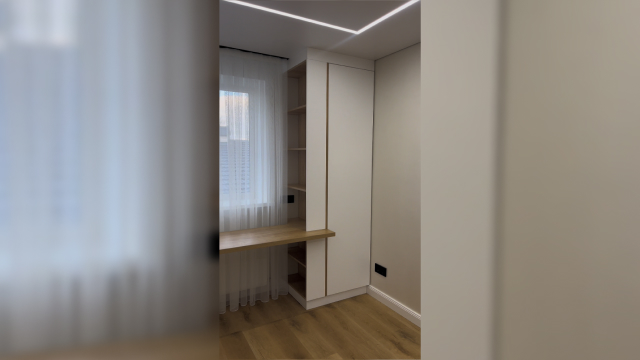 Рабочая зона у окна со стеллажом