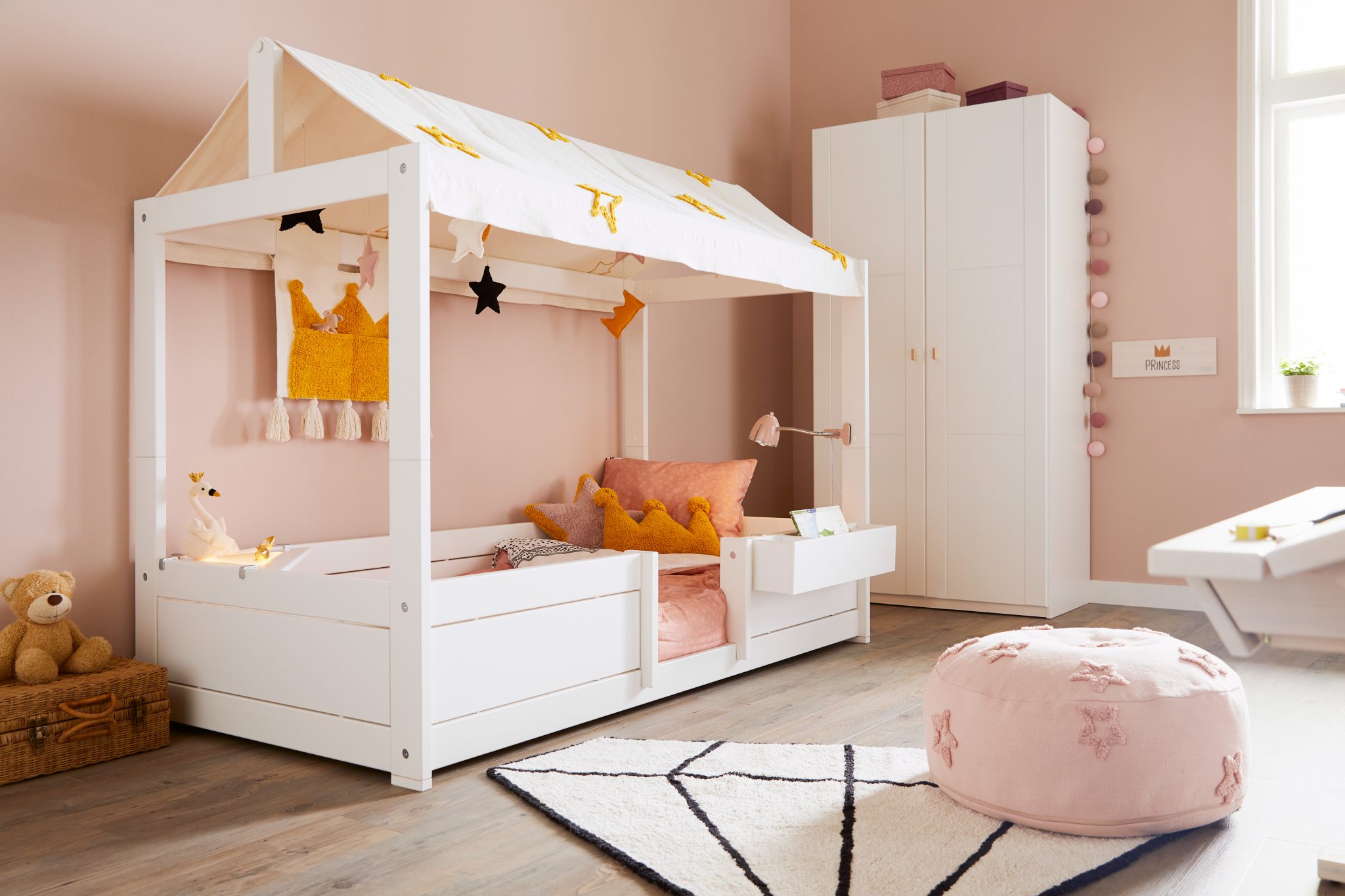 Детская кровать-домик с защитным бортиком, лампой и ящичком Md326