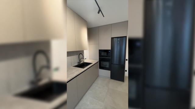 Серая кухня до потолка