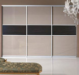 Встроенный бежевый шкаф-купе с черными вставками, арт DF9