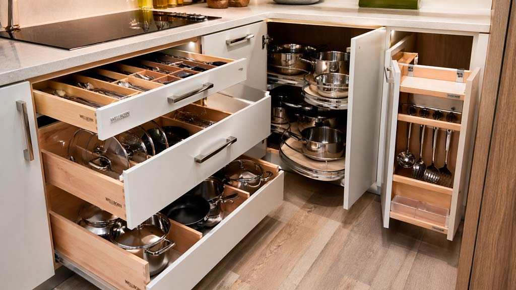 Современная кухня с организованным кухонным гарнитуром