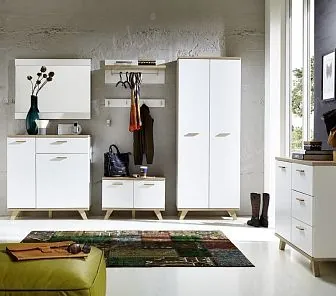 Светлая классическая прихожая на ножках Е145