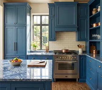 П-образная кухня с островом в стиле английской классики в синем цвете со столешницей из синего кварцита