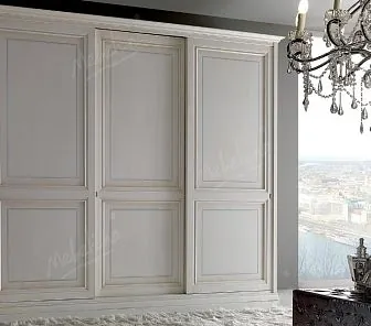 Элегантный корпусной шкаф-купе с фрезеровкой и патиной SM 420