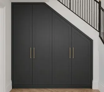 Подлестничный шкаф в графитовом цвете с золотыми ручками