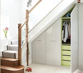 Распашной шкаф под лестницей с врезными ручками S123