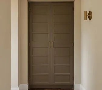 Встроенный распашной шкаф в тауповой эмали с декоративной фрезеровкой