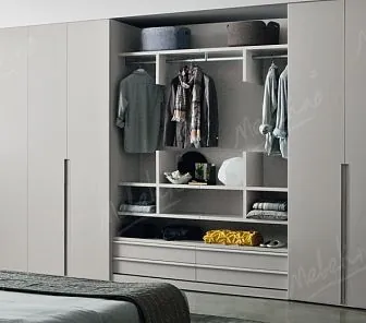 Встроенный распашной шкаф с гладким фасадом и стильными ручками PC654