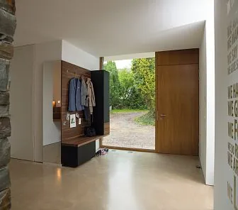 Прихожая с открытыми крючками и подвесным шкафом Е7