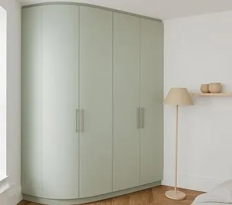 Радиусный шкаф в нежном оттенке бледного шалфея