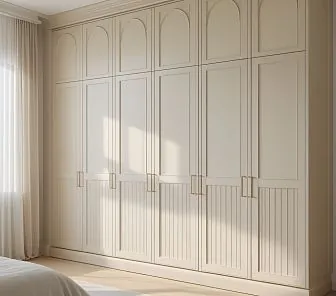 Элегантный встроенный шкаф в классическом стиле