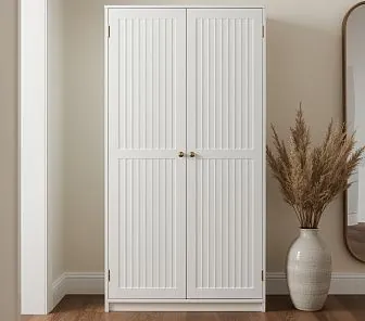 Белый минималистичный шкаф для обуви с рифлёными фасадами и золотыми ручками