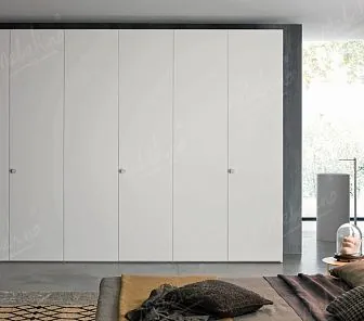 Лаконичный створчатый шкаф с гладкими белыми фасадами PC648