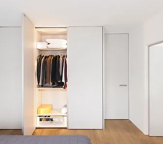 Шкаф белый, двери распашные, подсветка D480