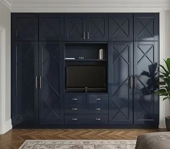 Шкаф с перекрестным декором фасадов и ТВ-зоной