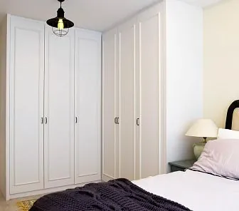 Светлый угловой шкаф с патинированием для спальни CS245