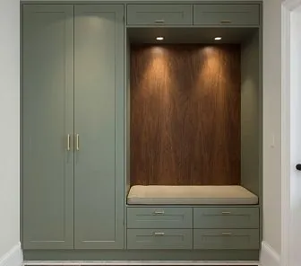 Встроенный шкаф с нишей и ящиками в матовом зелёном оттенке