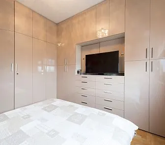 Глянцевый угловой шкаф для спальни с нишей под телевизор CS264