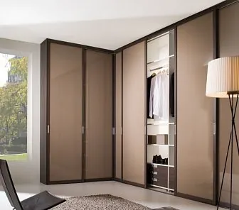 Угловой шкаф с раздвижными дверями-купе в классическом дизайне CS282