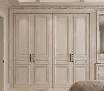 Встроенный классический шкаф в кремовом цвете с фрезеровкой и латунной фурнитурой
