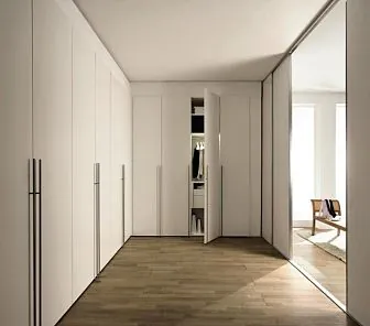 Распашной светлый шкаф во всю стену RF29