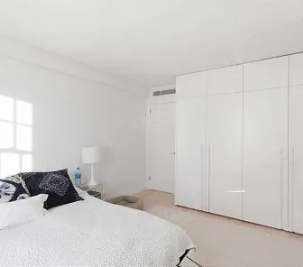 Распашной шкаф на всю стену RF94