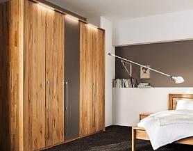 Распашной деревянный шкаф с подсветкой для спальни H193