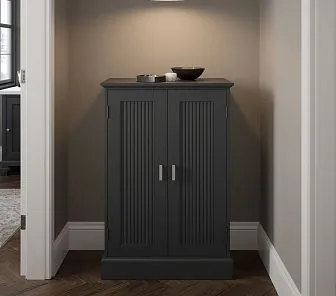 Компактный обувной шкаф в графитовом цвете с фрезерованными фасадами