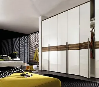 Распашной трехсекционный шкаф в нишу RF28