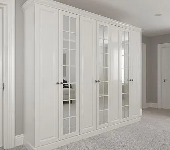 Белый шкаф с зеркальными фасадами и раскладкой в английском стиле