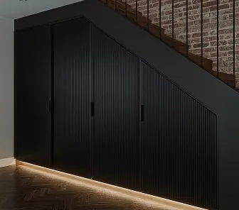 Современный встроенный шкаф под лестницей с подсветкой