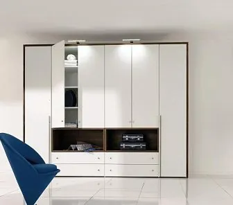 Распашной шкаф с акцентированной открытой полкой RF32