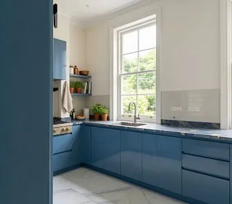 П-образная глянцевая голубая кухня со столешницей из синего кварцита и открытыми полками