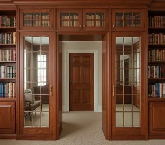 Встроенный шкаф-библиотека с зеркальными дверцами