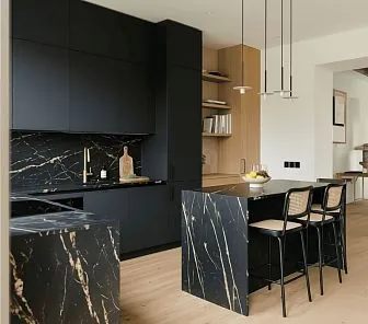 Элитная угловая чёрная кухня с барной стойкой