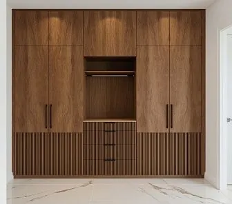 Встроенный шкаф с гладкими фасадами и рифлёной отделкой