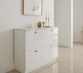 Глянцевая тумба для обуви цвета айвори с каменной столешницей и выдвижными фасадами