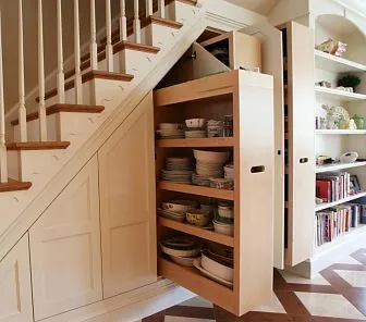Вместительный кухонный шкаф под лестницей S122