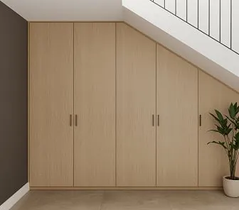 Минималистичный подлестничный шкаф с ровными фасадами