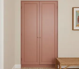 Встроенный шкаф в пыльно-розовой эмали с классической рамкой