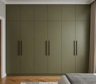 Встроенный шкаф с полновысотными дверцами