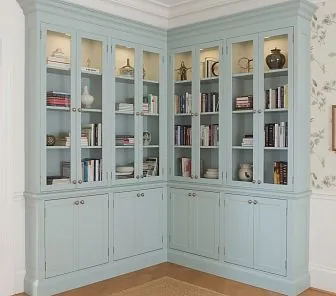 Элегантный угловой шкаф в нежно-голубом пастельном оттенке