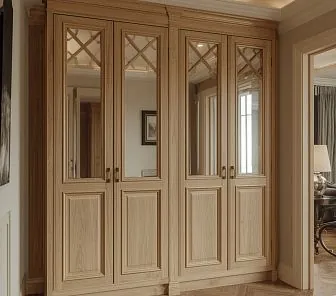 Классический встроенный шкаф из светлого массива с зеркальными фасадами